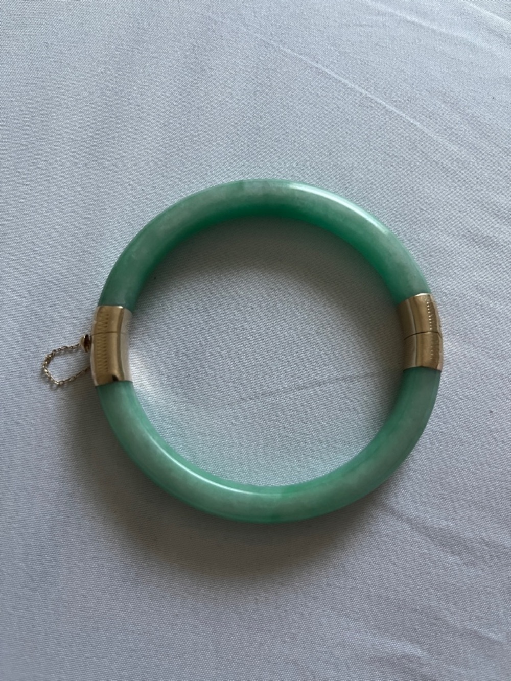 Chinese green jade hinged bangle bracelet often featuring 14K yellow gold - Picture 3 of 16